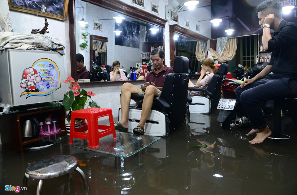 Người Sài Gòn lội nước ngập ngang bụng, ngã sấp mặt giữa đêm